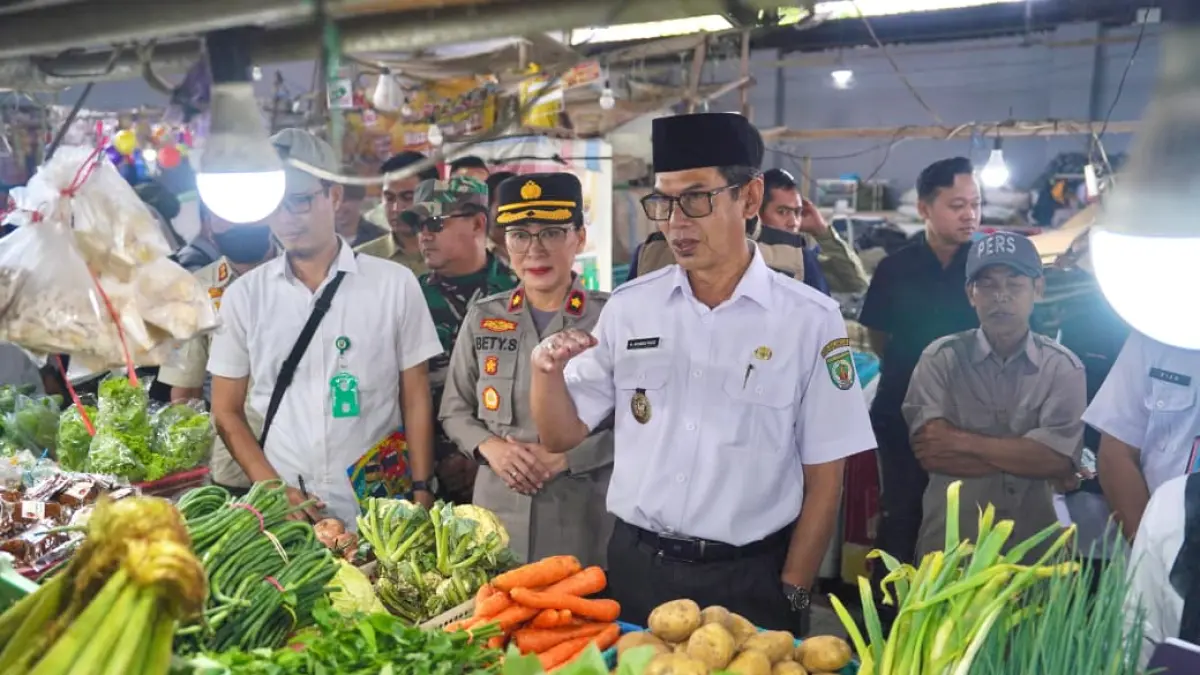 SIDAK PASAR : Wakil Bupati Balangan Akhmad Fauzi beserta jajaran melakukan pemantauan harga Bahan Pokok dan Penting (Bapokting) jelang Idulfitri di Pasar Modern Adaro, Paringin, Rabu (11/3/2026).