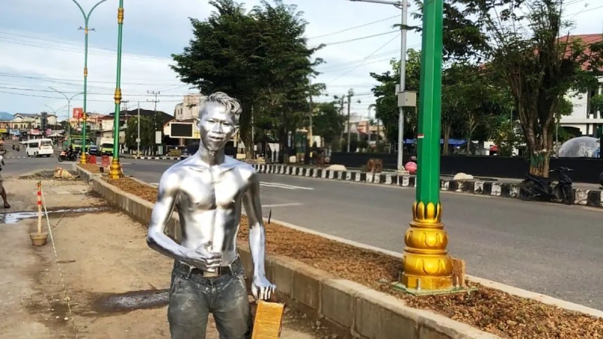 TEGAKKAN PERDA: Anggota TRC Satpol PP Balangan saat mengamankan oknum pengemis di kawasan lampu lalu lintas Paringin.