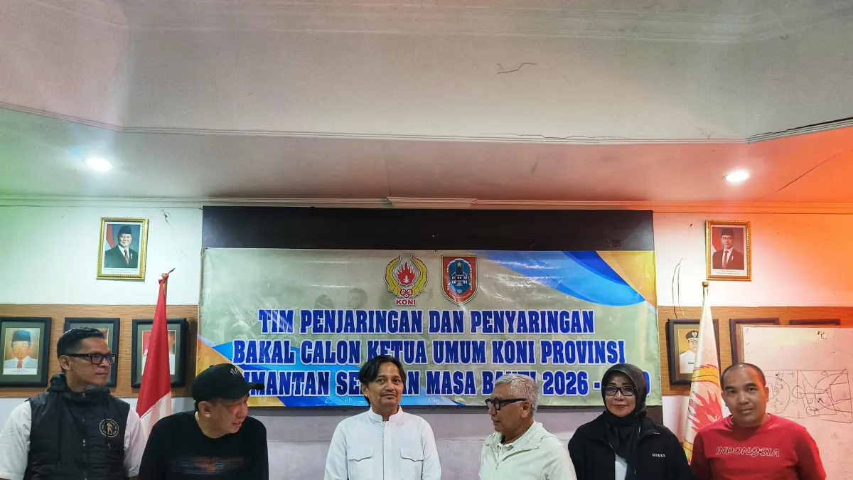TIBA:Bakal calon Ketua KONI Kalsel Hasnuryadi Sulaiman bersama tim tiba di Sekretariat KONI Kalsel, Banjarmasin, Minggu (12/4/2026) dini hari. (M Idris Jian Sidik) 