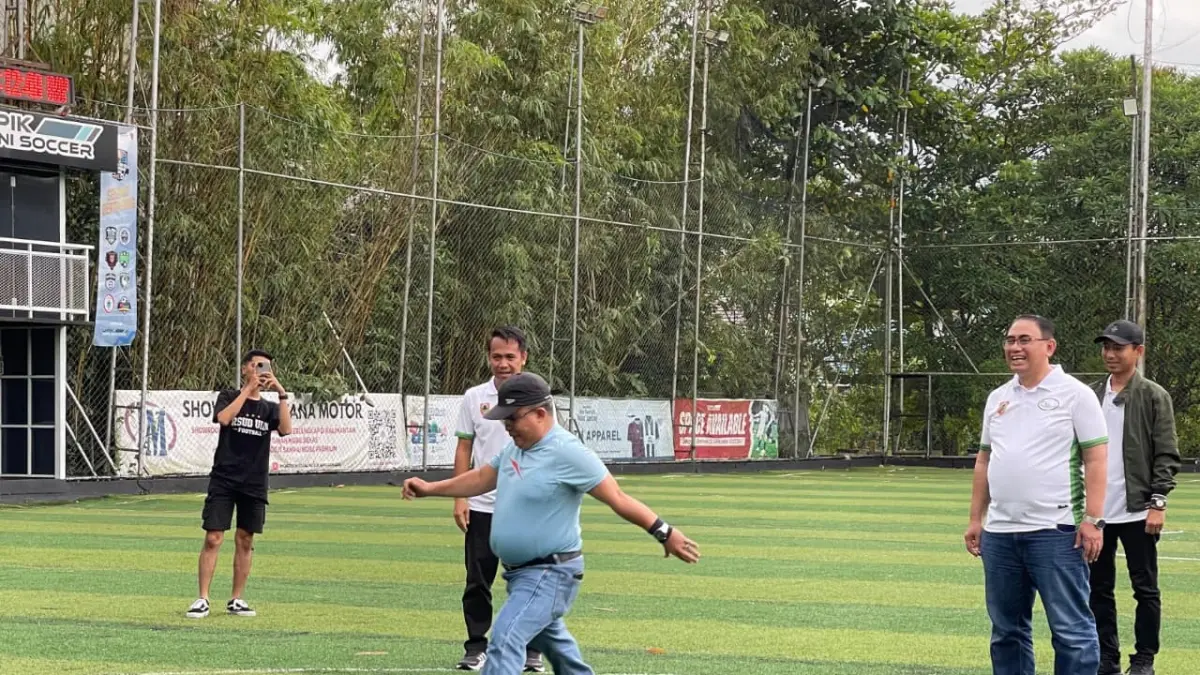Asisten Perekonomian dan Pembangunan Pemprov Kalsel Ariadi Noor mewakili Gubernur H Muhidin melakukan tendangan penalti pembuka Festival Olahraga Mini Soccer dalam rangka HUT ke-82 RSUD Ulin Banjarmasin di Upik Mini Soccer, Senin (13/4/2026) sore. (M Idris Jian Sidik)