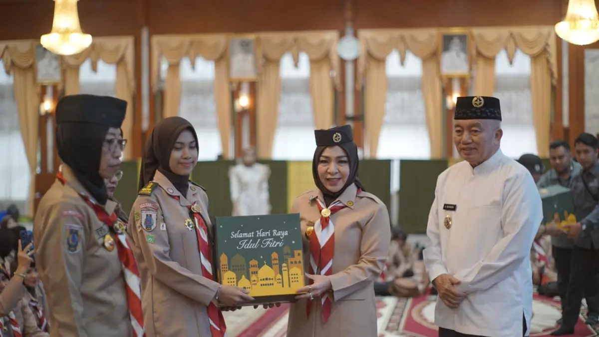 BANTUAN: Ketua Kwartir Daerah Gerakan Pramuka Kalsel, Hj Fathul Jannah Muhidin, didampingi Gubernur Kalsel, H. Muhidin menyerahkan secara simbolis bingkisan Ramadan.