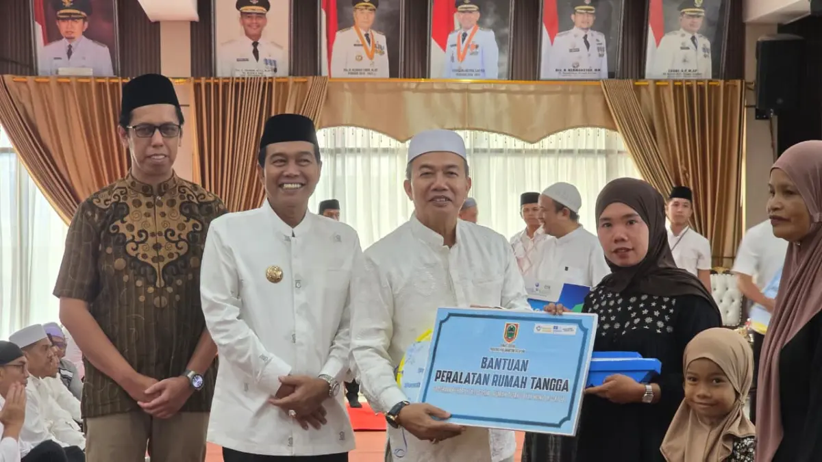 BENTUK KEPEDULIAN: Gubernur Kalimantan Selatan, H. Muhidin diwakili Sekretaris Daerah Provinsi Kalimantan Selatan, Muhammad Syarifuddin menyerahkan bantuan kepada warga pada Safari Ramadan 1447 hijriah, di Kabupaten HSS, Jumat (13/3).