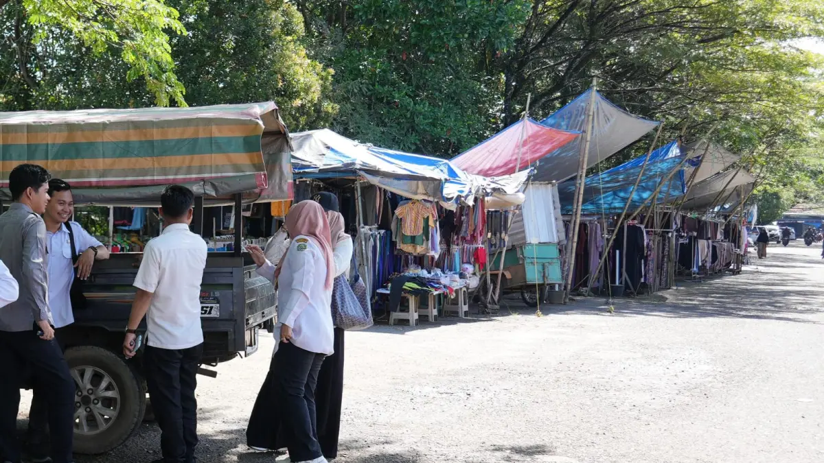 DITATA: Pedagang yang berjualan di luar, akan ditata oleh Dinas Perdagangan Kabupaten Tapin. (Foto: Rasidi Fadli)&nbsp;