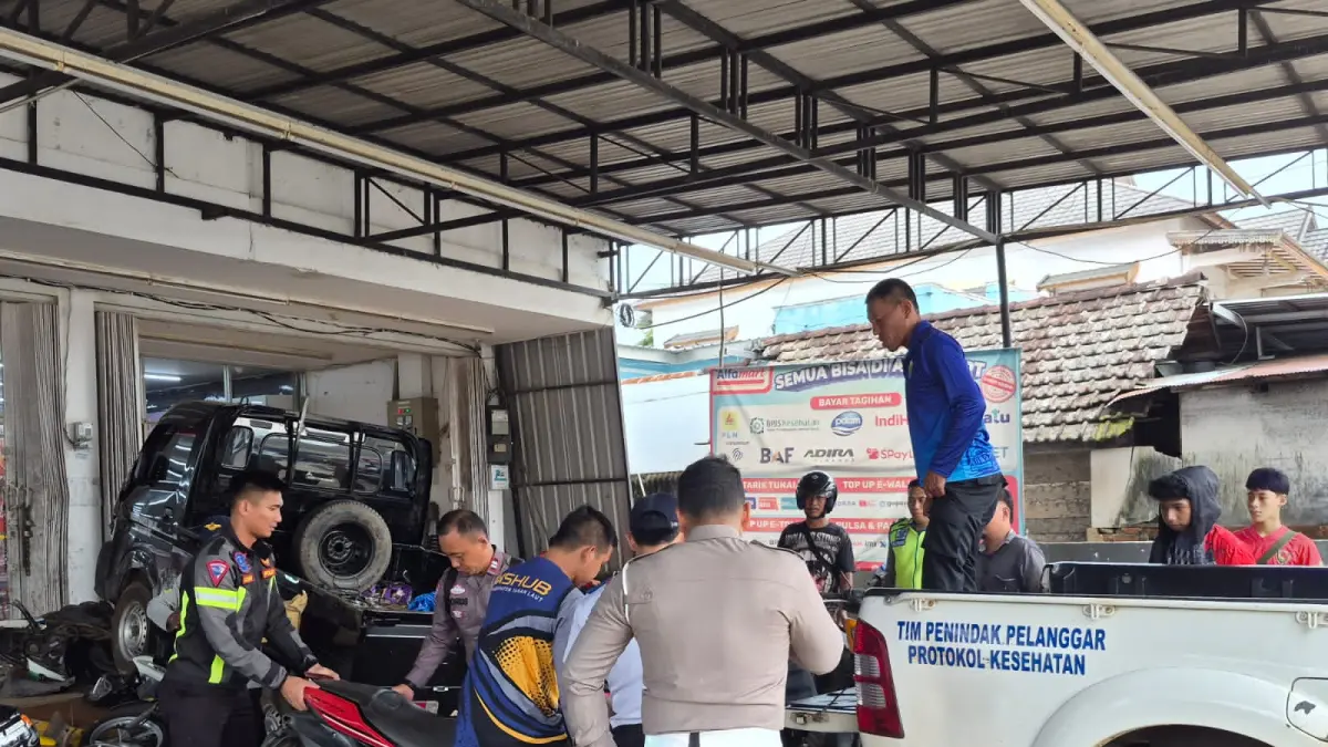 EVAKUASI:Satlantas Polres Tala mengevakuasi kendaraan yang terlibat kecelakaan di halaman Alfamart di Jalan A Yani, Kelurahan Angsau dekat SPBU Angsau.(Foto:Norsalim Yahya/Radar Banjarmasin).