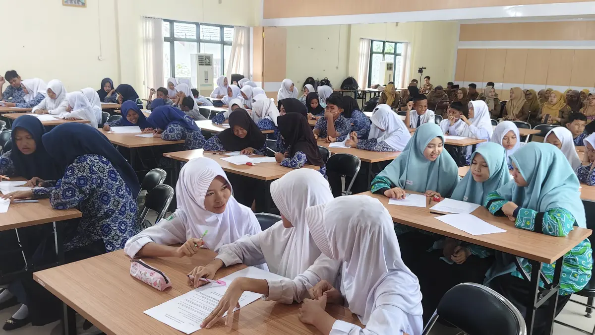 FOKUS: Peserta LCCK dari tingkat Kabupaten HSU mengerjakan soal yang diujikan di Aula Disdikbud HSU, Selasa (14/4/2026). (Foto: M.Akbar/Radar Banjarmasin)