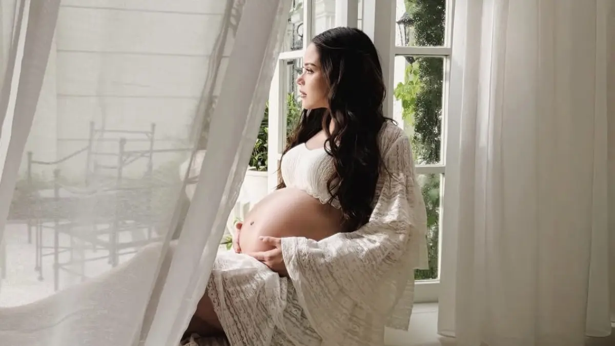 HANGAT: Maternity shoot Alyssa Daguise dengan konsep yang homie. (Foto: Instagram/alyssadaguise)