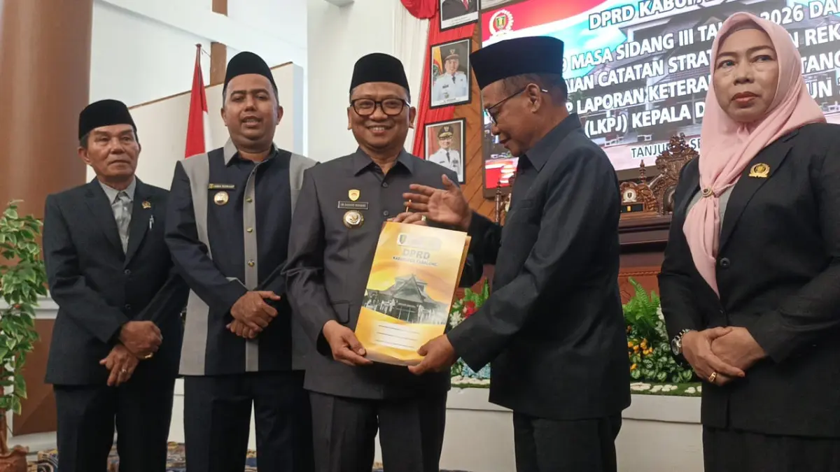 Jajaran DPRD Tabalong menyerahkan rekomendasi terhadap LKPj Pemkab Tabalong. (Ibnu Dwi Wahyudi/Radar Banjarmasin)