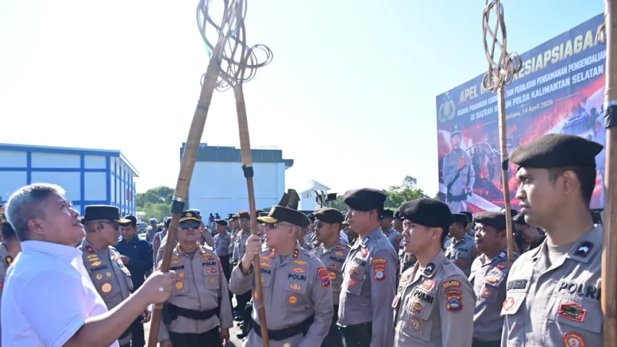 Kapolda Kalsel, Rosyanto Yudha Hermawan saat melakukan pengecekan sarana prasarana menghadapi karhutla dan potensi gangguan Kamtibmas (Humas Polda Kalsel)