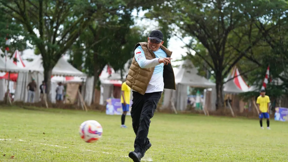 KEJAR BOLA: Bupati Kabupaten Tanah Bumbu, Andi Rudi Latif menunjukkan bermain bola saat pembukaan Turnamen Sepakbola Piala Bupati 2026 di Lapangan 7 Februari, Pagatan, Selasa (7/4/2026).