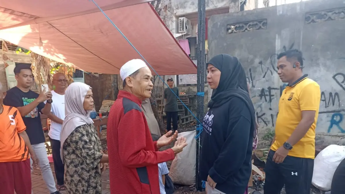 MENINJAU: Wali Kota Banjarbaru, Erna Lisa Halaby turun langsung meninjau korban kebakaran di Cempaka.&nbsp;
(SHEILA/RADAR BANJARMASIN)