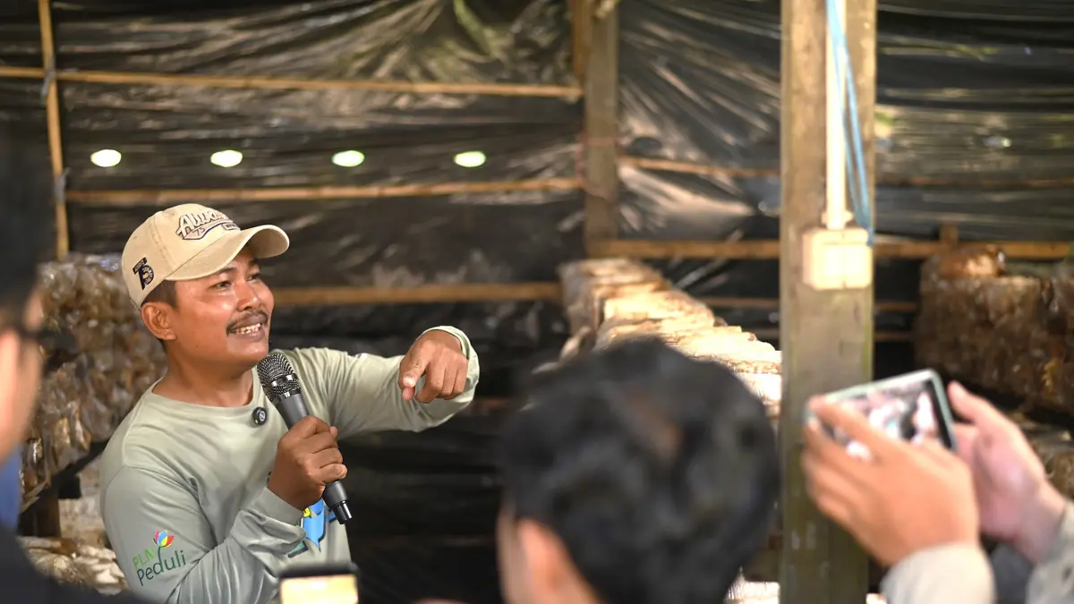 MENJELASKAN:Andi Ariyanto, petani jamur tiram di Desa Jolali, Kecamatan Landasan Ulin, Kota Banjarbaru menjelaskan proses budidaya jamur tiram kepada para wartawan, Rabu (8/4/2026).(Foto-foto: PLN UID Kalselteng)&nbsp;