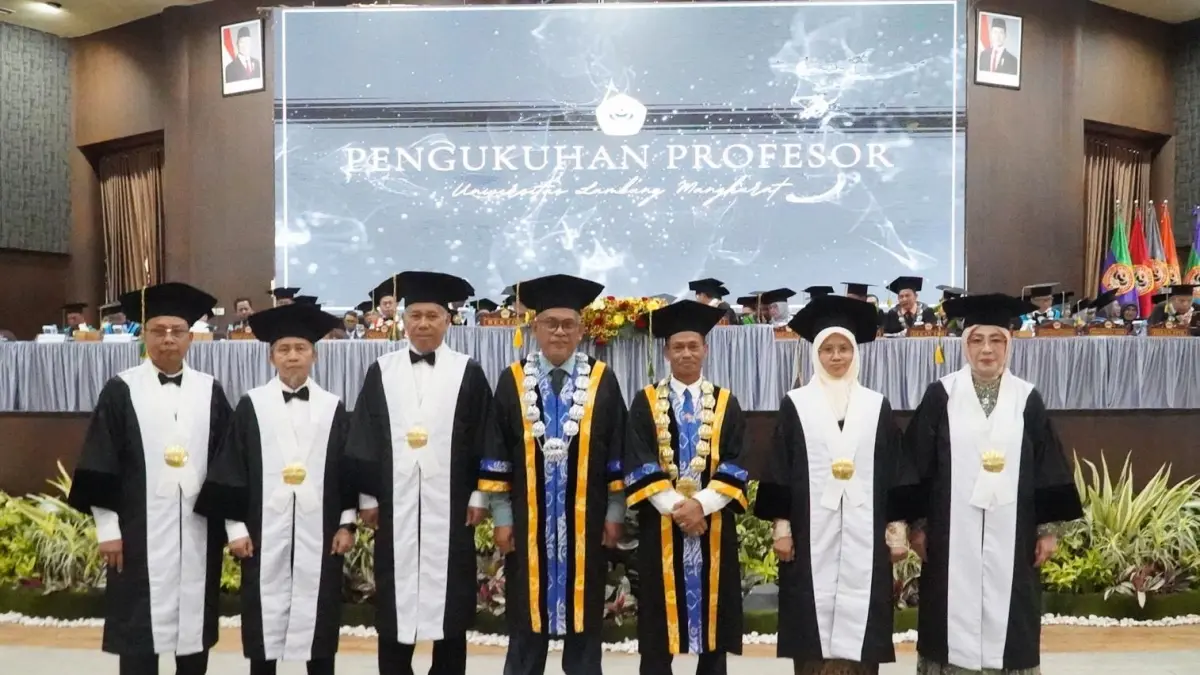 MOMEN: Rektor ULM Prof. Ahmad Alim Bachri dan Ketua Senat ULM berfoto bersama lima guru besar FMIPA usai prosesi pengukuhan di Auditorium ULM Banjarbaru.