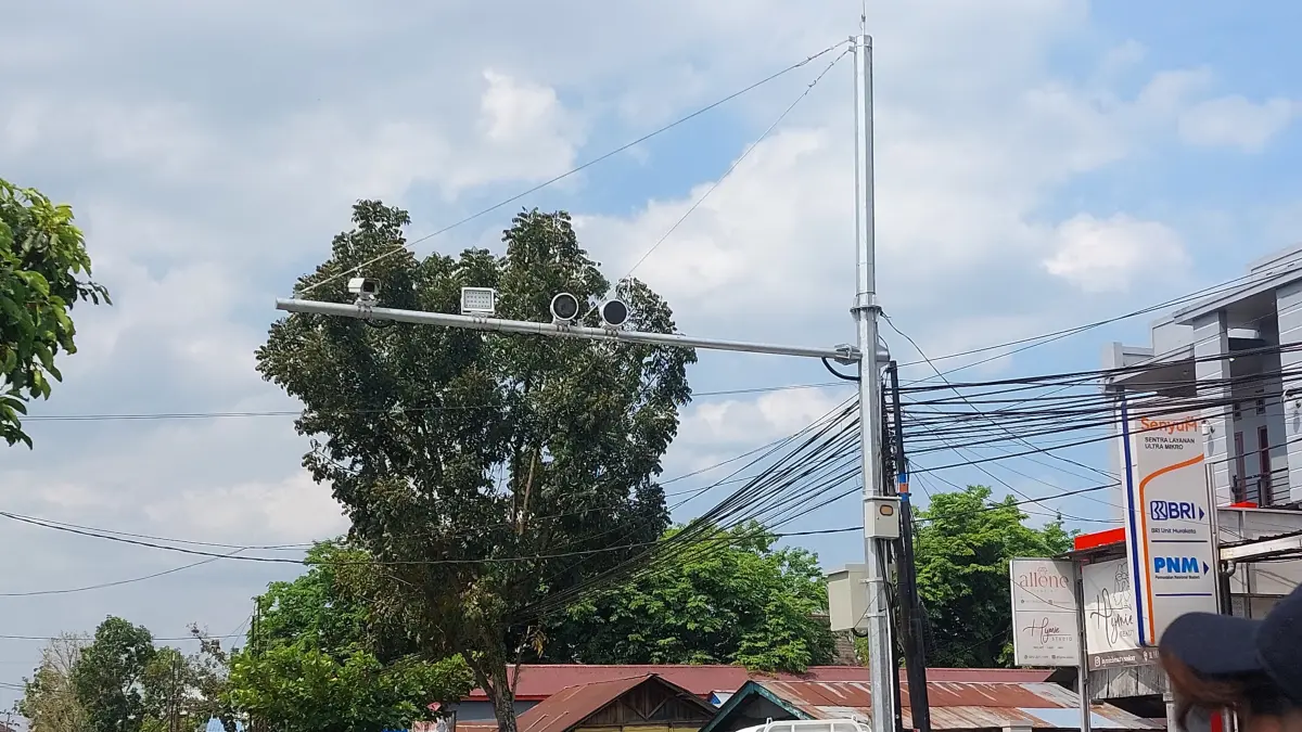 PATUHI ATURAN: ETLE di HST sudah berlaku. Warga kena denda ratusan ribu. (Foto: Jamaluddin/Radar Banjarmasin)