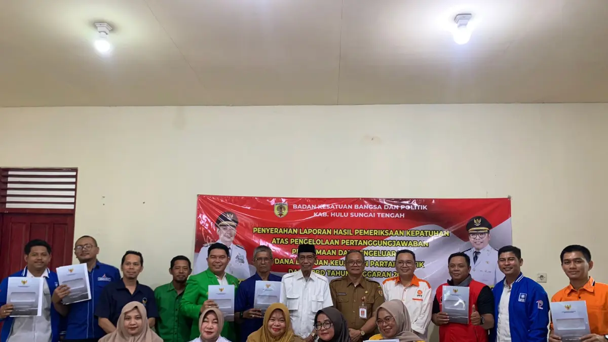 PENYERAHAN LHP: Delapan partai politik di HST terima laporan hasil pemeriksaan keuangan dari BPK. (Foto: Kesbangpol HST untuk Radar Banjarmasin)