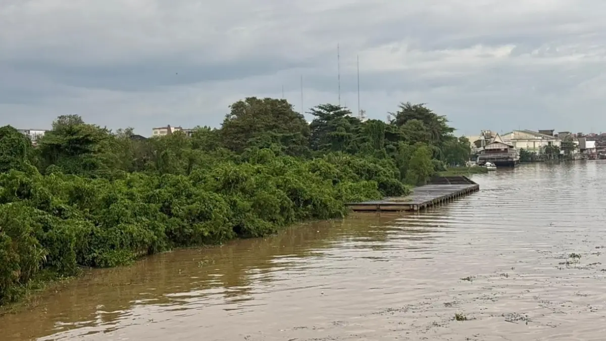 PERCANTIK WAJAH KOTA: Pemerintah Kota Banjarmasin mendorong lahan milik PT Pelindo di Dermaga Martapura Lama dekat Sungai Martapura, Jalan RE Martadinata segera dibenahi.(Foto: Zulvan Rahmatan/Radar Banjarmasin)