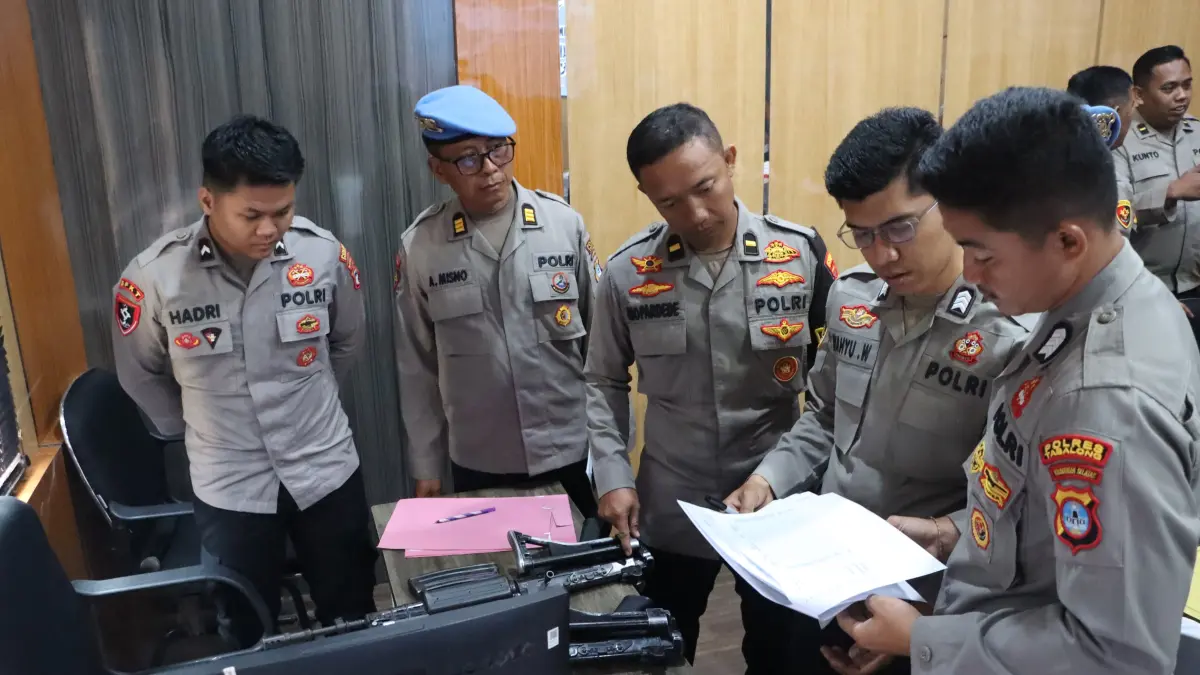 PERIKSA SENPI: Jajaran tim audit Polda Kalsel memeriksa senpi polisi Polres Tabalong. (Foto: Ibnu Dwi Wahyudi/ Radar Banjarmasin)