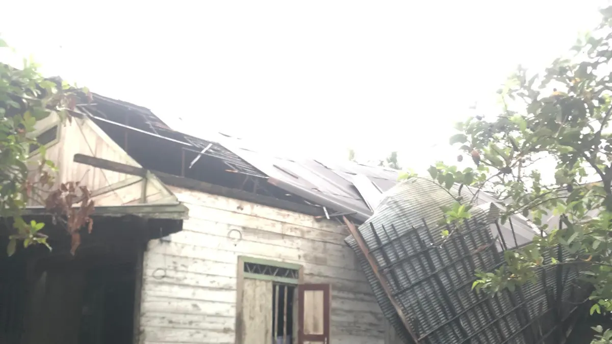 RUSAK: Atap rumah Rudi Hartono rusak disapu angin. (Foto: Babinsa untuk Radar Banjarmasin).