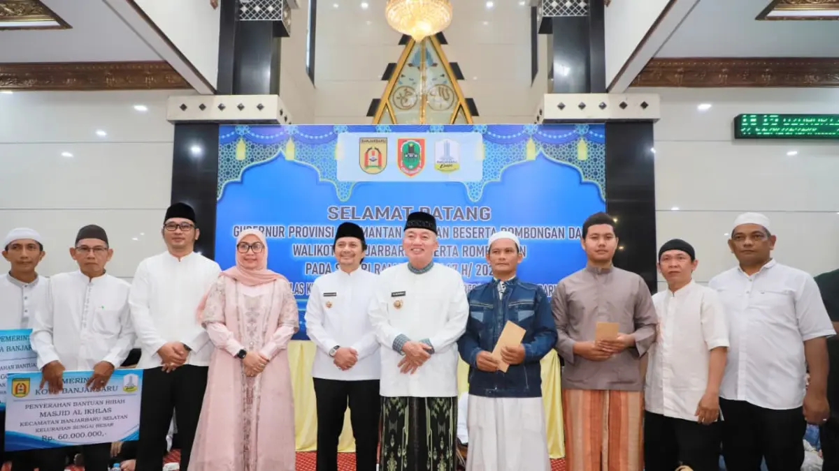 SAFARI RAMADAN: Gubernur Kalimantan Selatan, H. Muhidin dan Wakil Gubernur Kalimantan Selatan, Hasnuryadi Sulaiman menyalurkan bantuan pembangunan Masjid Al-Ikhlas pada Safari Ramadan di Banjarbaru, Jumat (6/3)