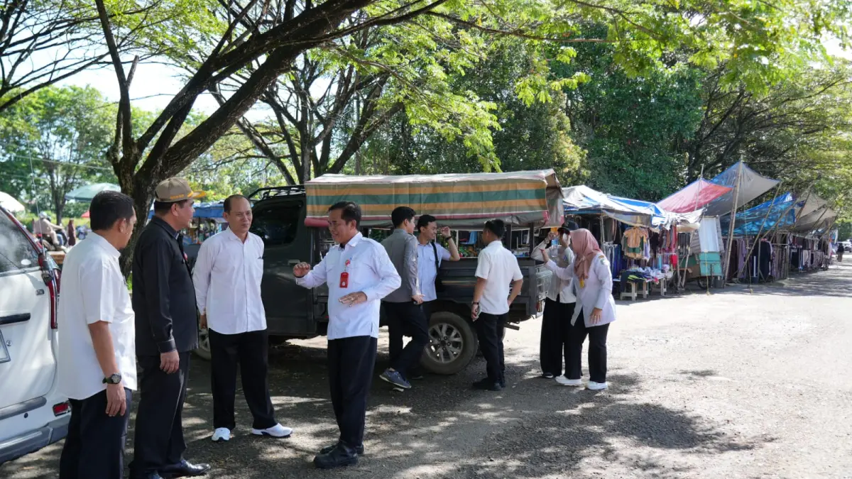 SURVEI: Dinas Perdagangan dan Dinas Perhubungan Tapin saat melaksanakan survei ke pasar keraton untuk melihat lahan parkir.
Foto Rasidi Fadli&nbsp;