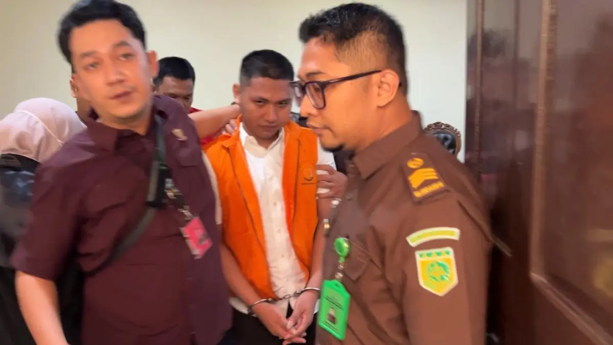 TANGAN TERBORGOL: Terdakwa Muhammad Seili saat dibawa petugas usai menjalani sidang di PN Banjarmasin, Senin (13/4). | Foto: M OSCAR FRABY/RADAR BANJARMASIN