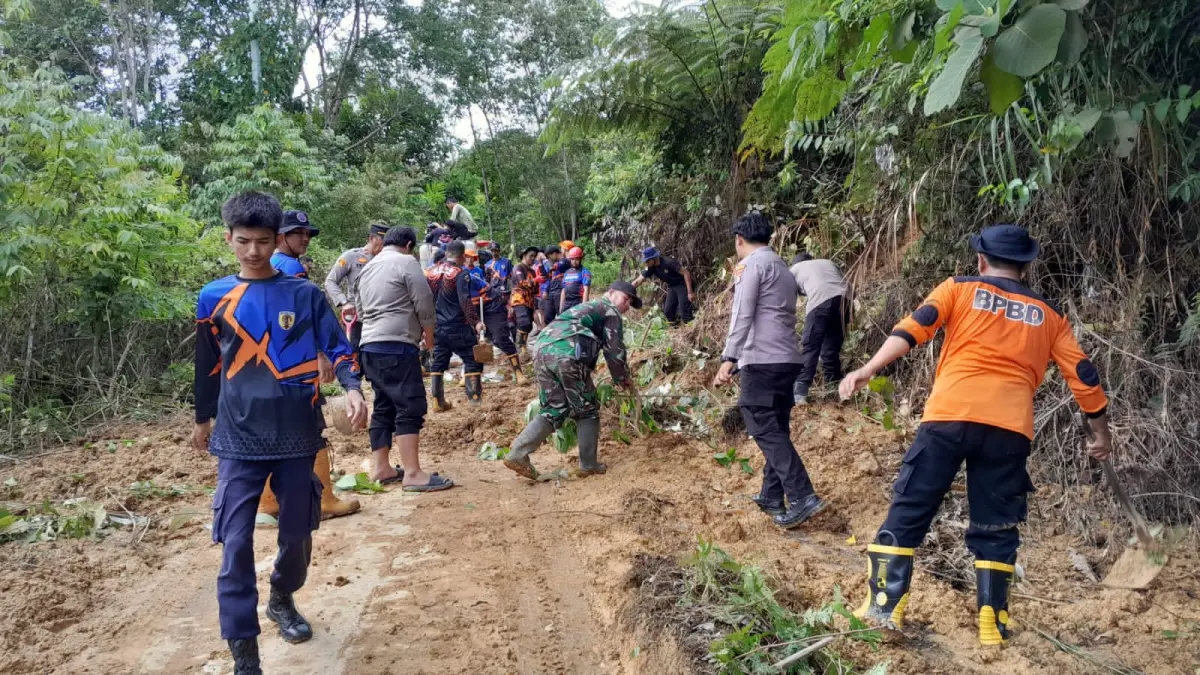 Tim gabungan melakukan pembersihan jalan dengan secara gotong royong. (Pendim)