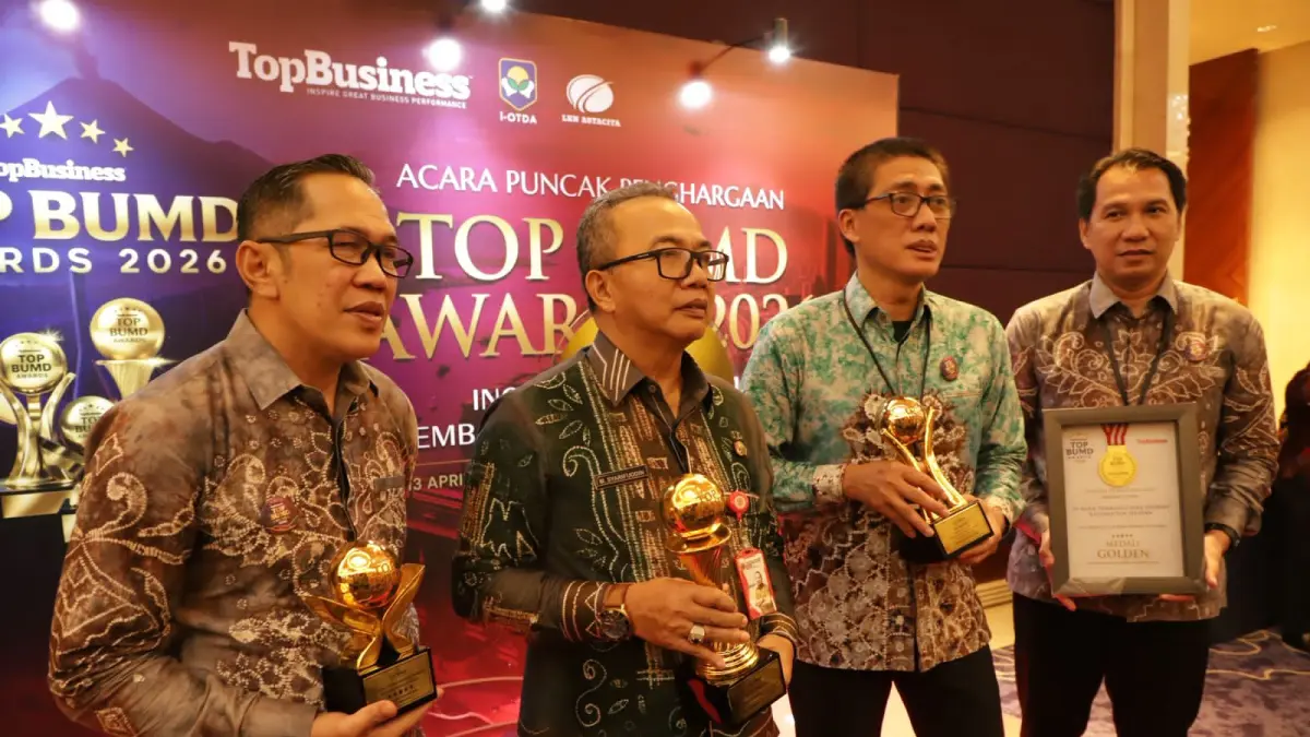 TOP:Penghargaan Medali Golden Trophy diterima oleh Sekdaprov Kalsel, H Muhammad Syarifuddin di Jakarta, Senin (13/4/2026).(Foto:Bank Kalsel)