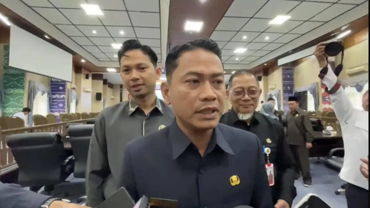 Wali Kota Banjarmasin, Muhammad Yamin HR meminta manajemen baru bergerak cepat menambah pelanggan dan mengoptimalkan layanan pengelolaan air limbah domestik.(Foto: Endang Syarifuddin/Radar Banjarmasin)