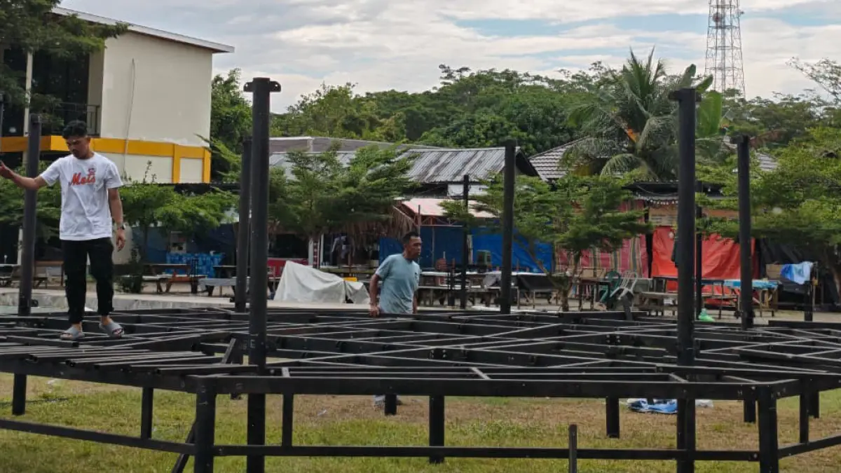 ARENA DISIAPKAN: Pekerja merakit ring untuk ajang MMA dan baku sikat di Pantai Pagatan, Kecamatan Kusan Hilir, Tanah Bumbu.