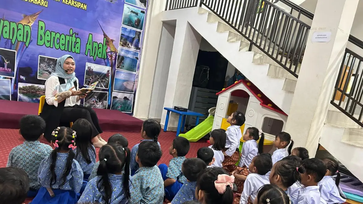 BELAJAR: Anak-anak dua TK di Kotabaru sedang mendengarkan cerita dalam program story telling Dispersip Kotabaru.