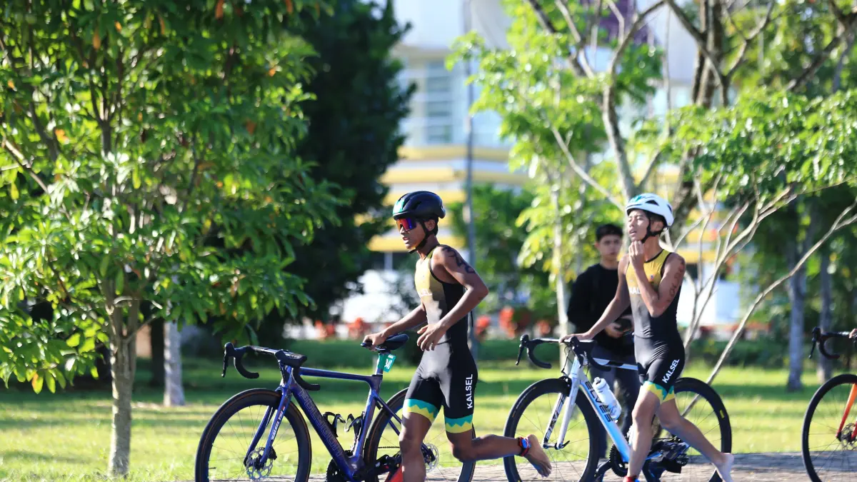 BERSIAP: Sejumlah atlet triathlon Kalimantan Selatan bersiap tampil dalam Banua Criterium Challenge 2026 pada 18 April sebagai bagian dari persiapan menghadapi Kejurnas Triathlon 2026 di Bangka Belitung. (M Idris Jian Sidik)