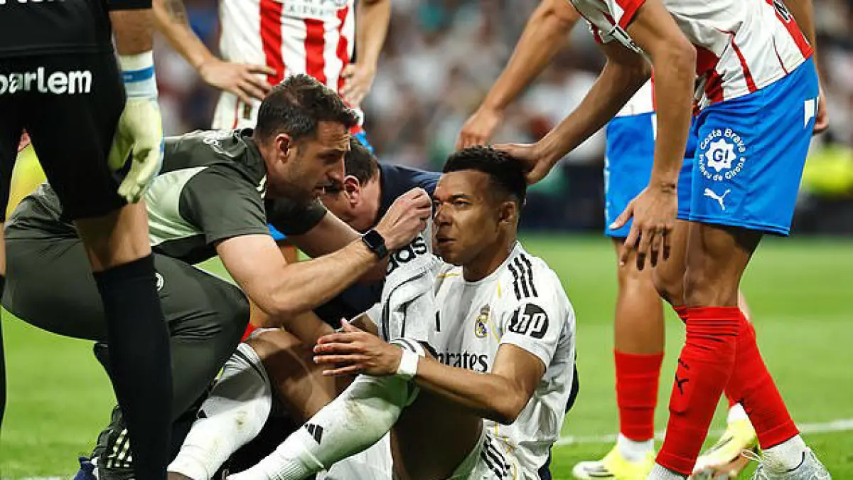 CEDERA: Kylian Mbappe mengalami cedera wajah usai terkena siku pemain Girona dalam lanjutan LaLiga di Santiago Bernabeu, Sabtu (11/6).
(AFP)&nbsp;