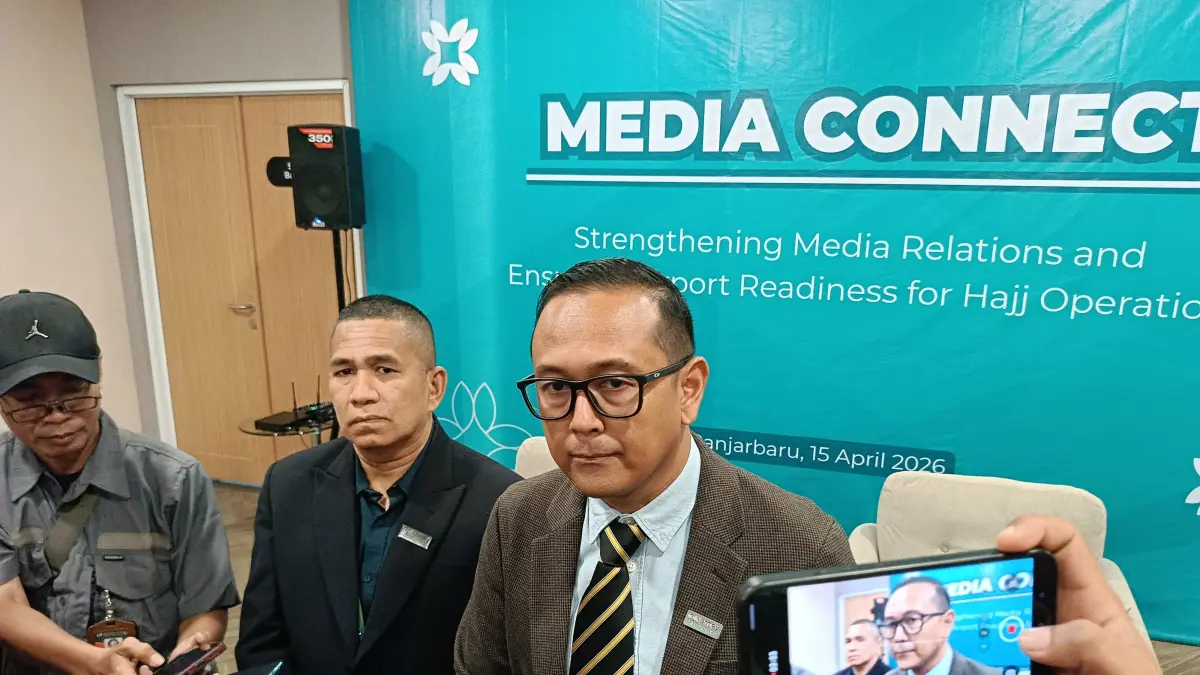 General Manager (GM) Bandara Internasional Syamsudin Noor, Banjarmasin, Stephanus Millyas Wardana saat memberikan keterangan (SHEILLA/RADAR BANJARMASIN).