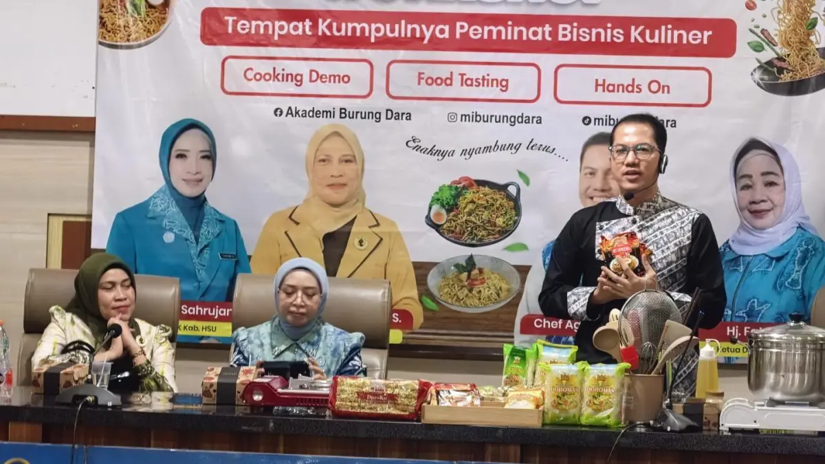 HADIR: Ketua TP PKK HSU Hj Murniati Sahrujani, Chef Agus Sasirangan, Wakil Ketua PKK Mayang Melani Hero dan Ketua IKAPI HSU Hj Fatmawati, saat melaksanakan yel-yel kegiatan pelatihan. (Foto: M.Akbar/Radar Banjarmasin)&nbsp;