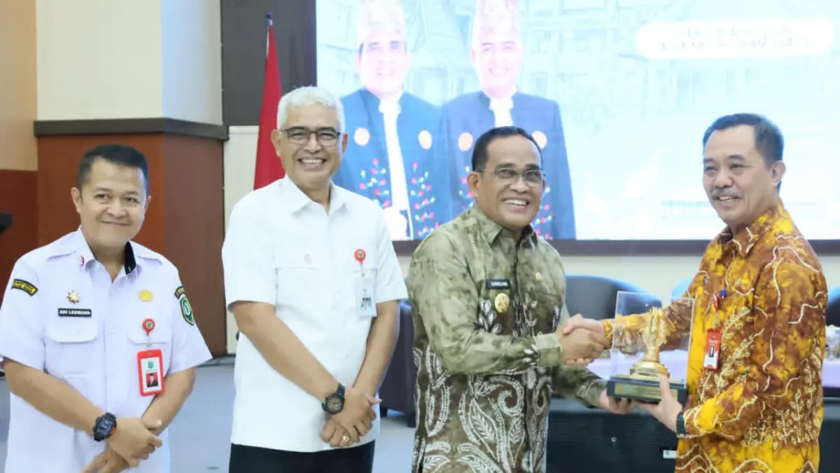 HADIR:Bupati Kabupaten HSU, H Sahrujani membuka Bimtek Inovasi Daerah 2026 di Aula KH Idham Chalid Amuntai, Rabu (15/4/2026) dengan target 250 inovasi.(Foto:Pemkab HSU)&nbsp;