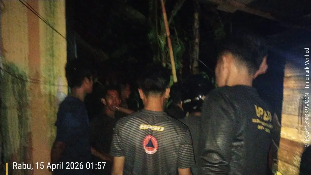 KEBAKARAN: Rumah warga di Desa Dangu terbakar, HSU, Rabu (15/4/2026) dini hari. 