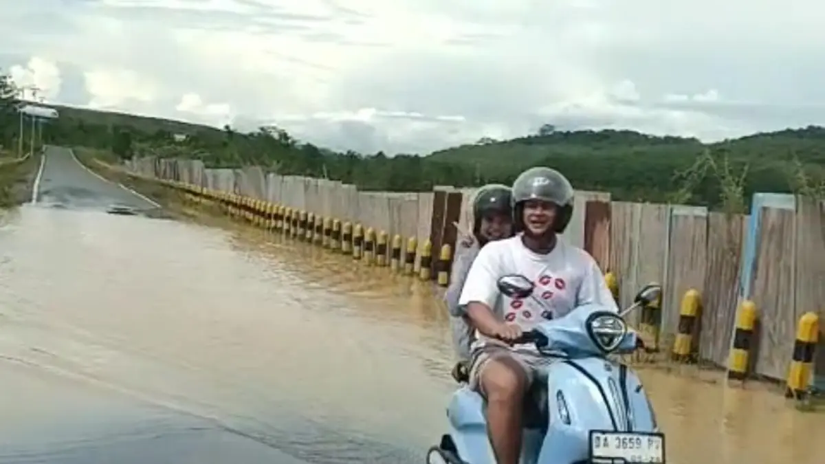 KEMBALI TERGENANG: Akses Rantau–Miawa yang berada di Desa Bitahan Baru Kecamatan Lokpaikat kembali tergenang dan mengganggu akses warga Kecamatan Piani.
Foto Yandi For Radar Banjarmasin&nbsp;