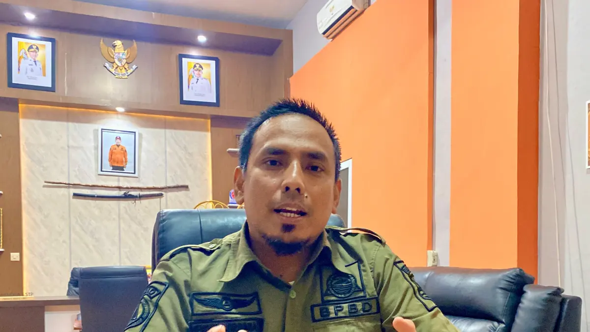 MENJELASKAN: Kepala BPBD Hendra Indrayana menjelaskan di hadapan Radar Banjarmasin.