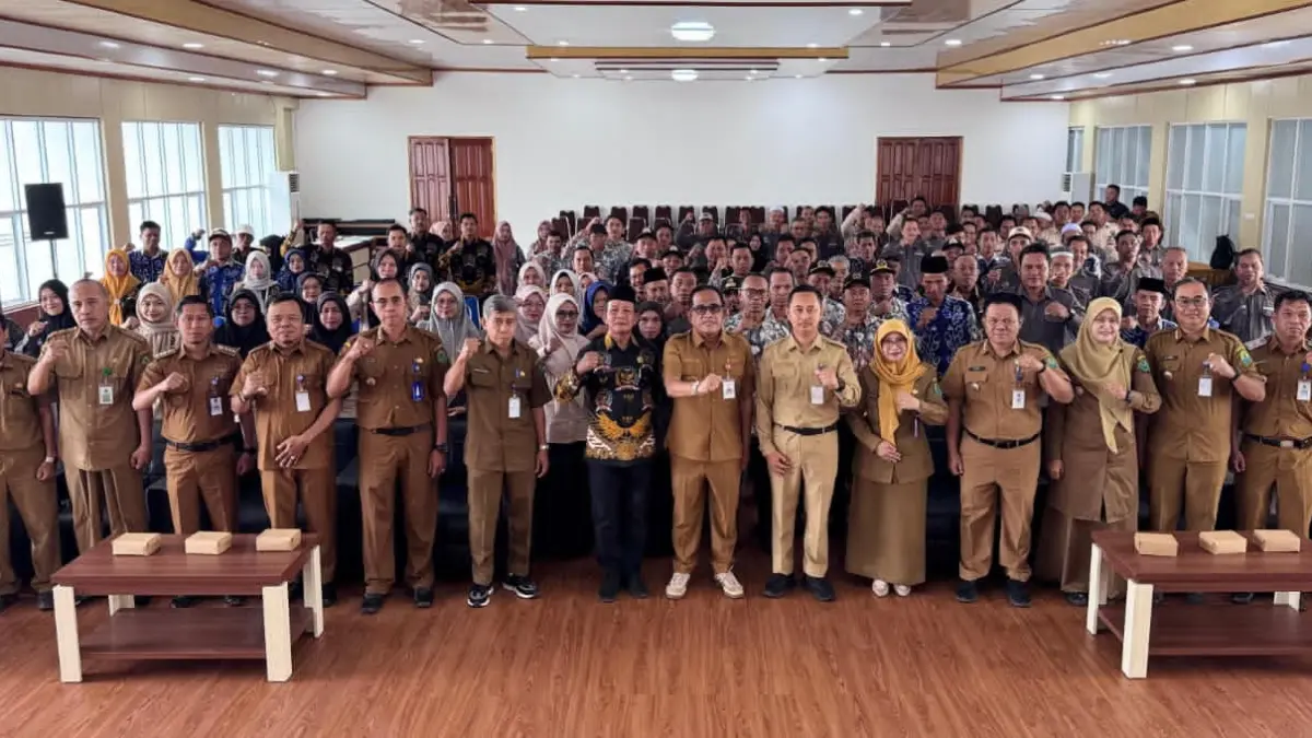 MOMEN: Bupati HSU, H Sahrujani foto bersama usai membuka kegiatan sosialisasi dan pelatihan BPD se-Kabupaten HSU di Aula Karya Sadaya BPKAD HSU, Selasa (14/4/2026). 

