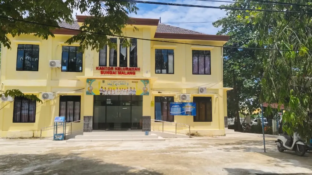 PEMERINTAHAN: Kantor Kelurahan Sungai Malang di Jalan Empu Mandastana, Kota Amuntai. (Foto: M.Akbar/Radar Banjarmasin)