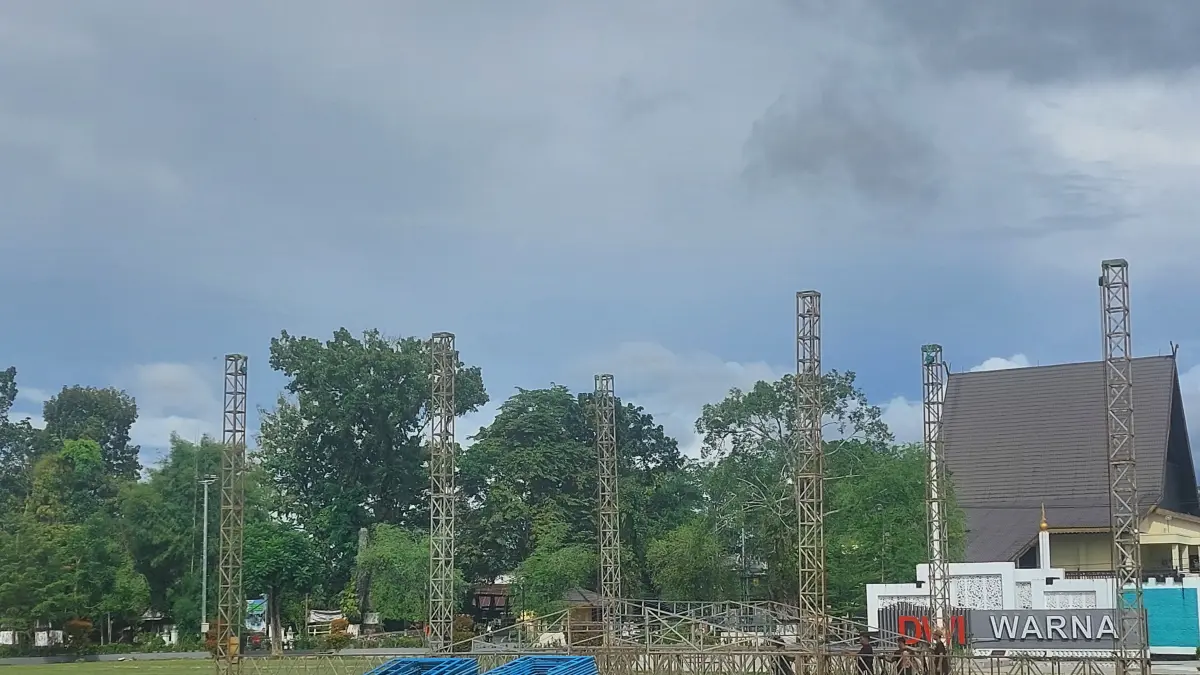 PERSIAPAN: Hiburan rakyat akan di gelar di Lapangan Dwi Warna, Sabtu (18/4/2026) malam. (Foto: Jamaluddin/Radar Banjarmasin).