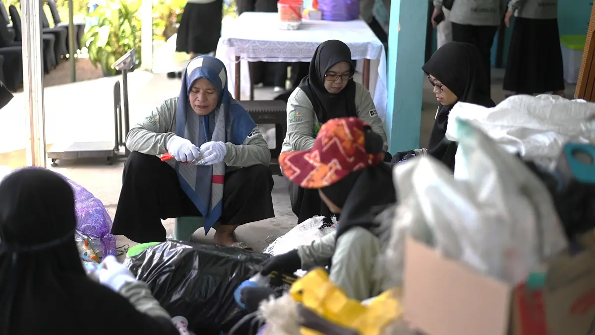 PROSES SORTIR: Proses pemilahan sampah oleh petugas Bank Sampah Jolali di Kecamatan Landasan Ulin, Kota Banjarbaru.(Foto-foto: PLN UID Kalselteng)
