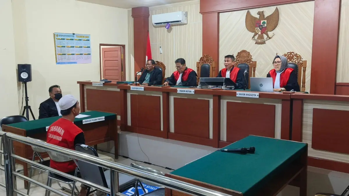 SEUMUR HIDUP: Majelis Hakim PN Banjarmasin mengganjar vonis hukuman seumur hidup kepada terdakwa Andi Julianto alias Encek, Selasa (14/4). (Maulana)