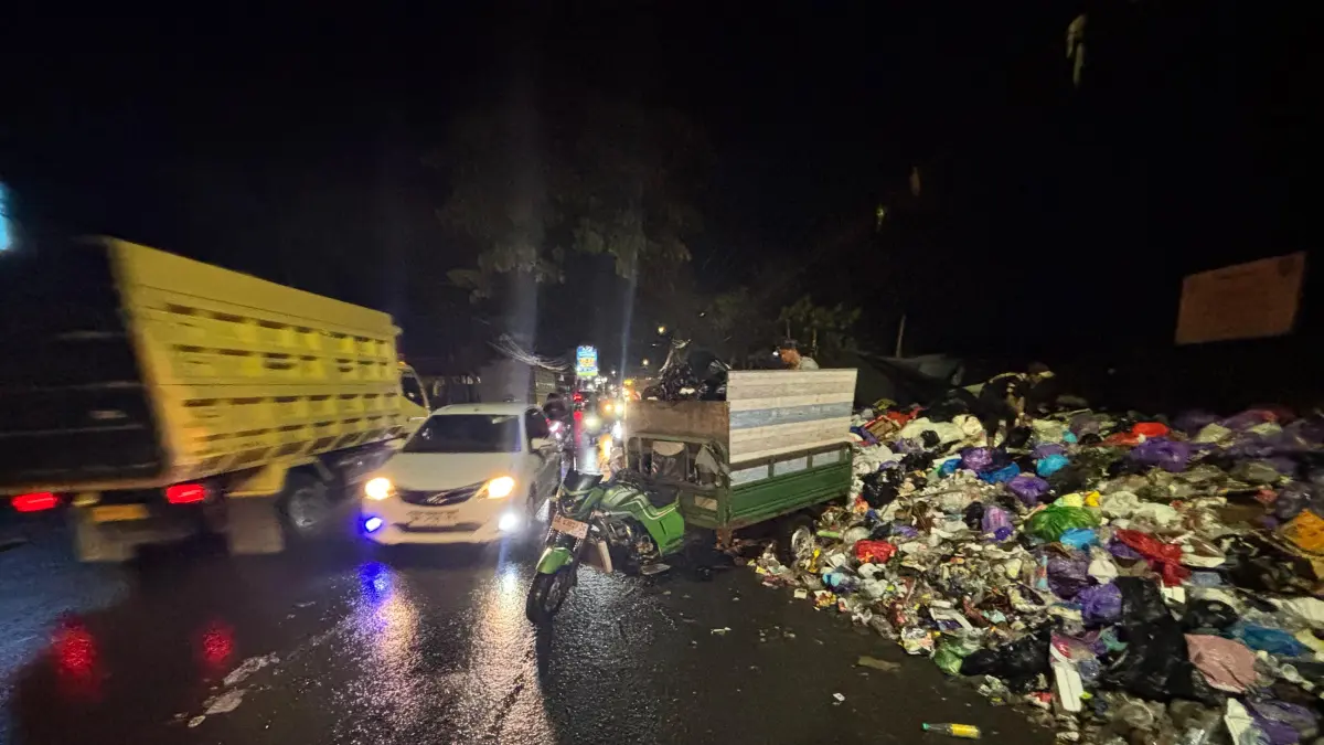 TAK ELOK: Tumpukan sampah menjadi pemandangan sehari-hari di sejumlah titik di Banjarmasin, salah satunya Jalan Veteran, Kelurahan Kuripan, Banjarmasin Timur. (Foto: Zulvan Rahmatan/Radar Banjarmasin)