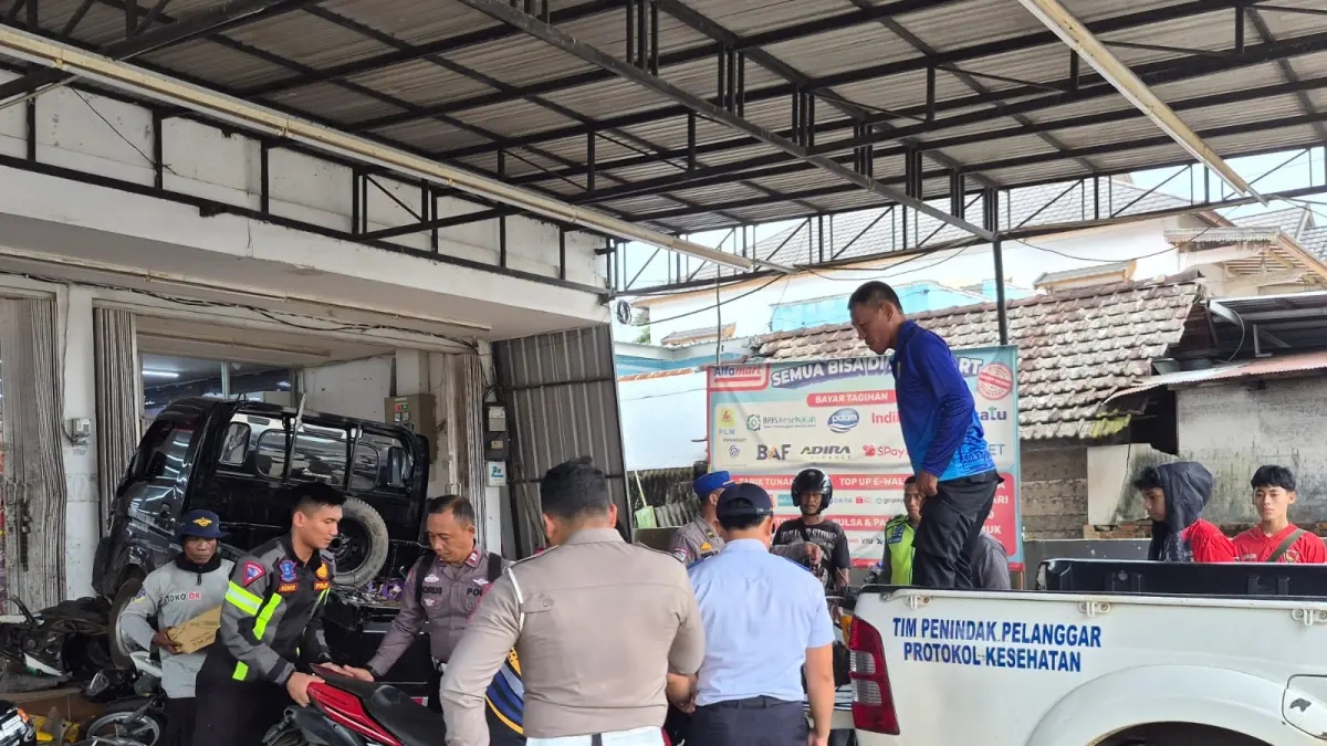 UNGKAP: Petugas dari Satlantas Polres Tala melakukan evakuasi terhadap kendaraan yang terlibat laka pada Selasa (14/4/2026). (Foto: Norsalim Yahya/Radar Banjarmasin)