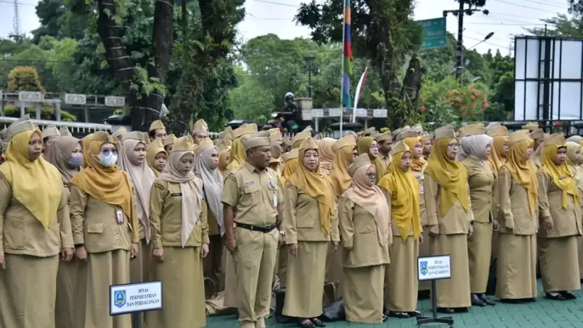 APEL: ASN HSS berbaris saat ikuti Apel di halaman Kantor Sekretariat Daerah HSS. (Foto: KOMINFO HSS)&nbsp;