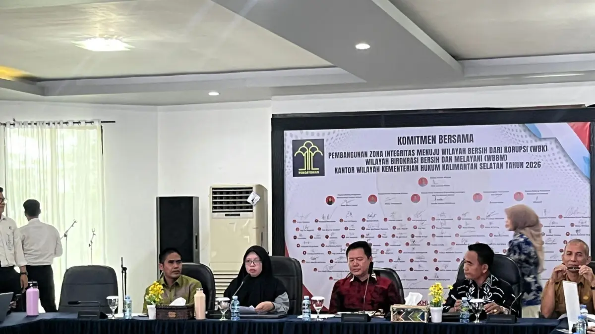 BEDAH ATURAN: Wakil Ketua II DPRD Balangan Saiful Arif saat mendalami materi draf Raperda dalam rapat harmonisasi di Banjarmasin. (Saiful Arif untuk Radar Banjarmasin)