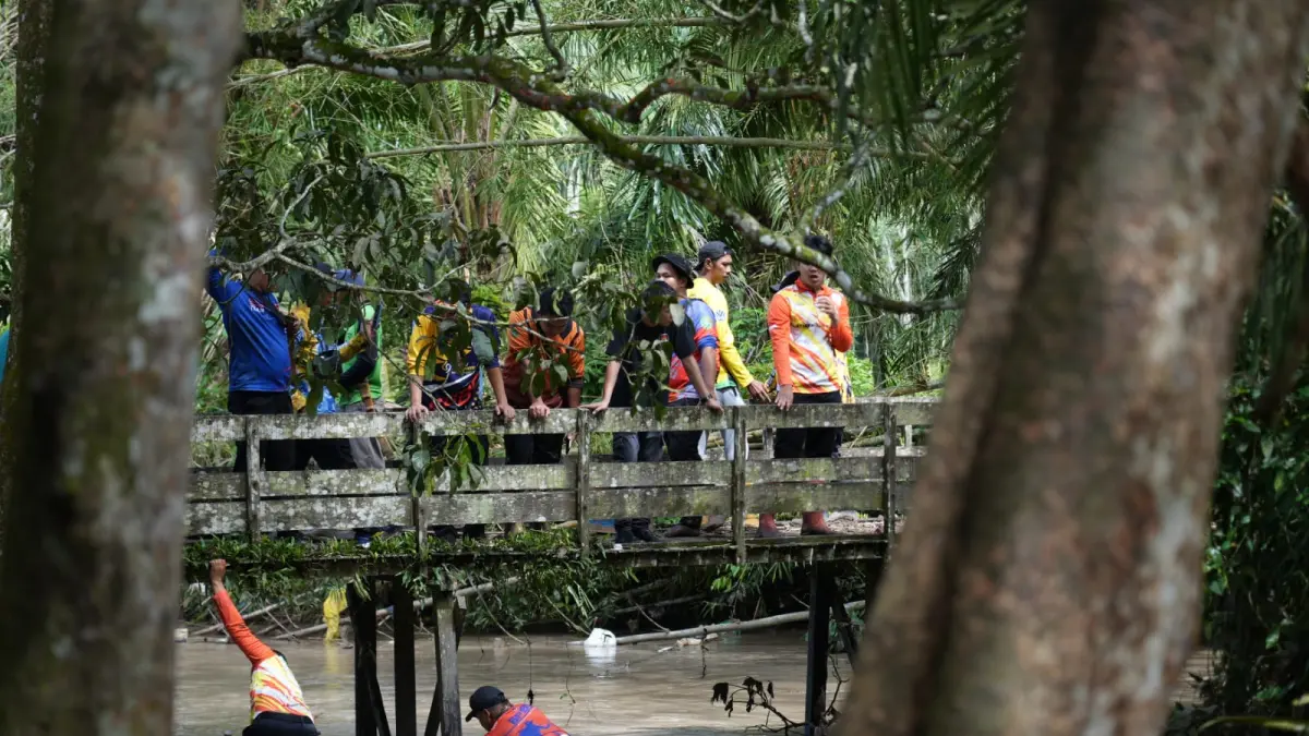 BERSIHKAN: Petugas gabungan menyisir sungai Tambarangan untuk membersihkan sampah maupun ranting pohon yang menghambat aliran sungai. (Foto: Rasidi Fadli)&nbsp;