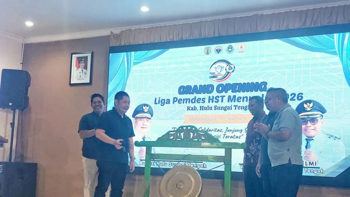 Bupati Samsuk Rizal, memukul gong tanda liga Pemdes HST Menyala 2026 dimulai. (Jamaluddin/Radar Banjarmasin)