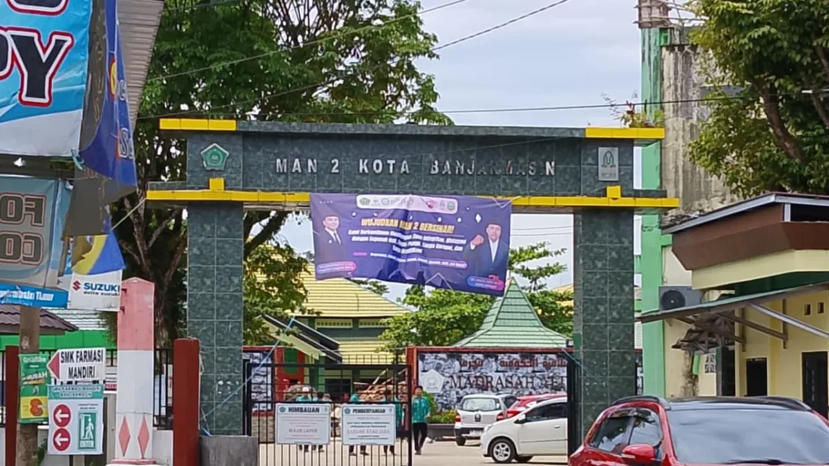 DIKELUHKAN: Sejumlah orang tua calon siswa mengeluhkan mahalnya biaya masuk di MAN 2 Banjarmasin.(Foto: Endang Syarifuddin/Radar Banjarmasin)