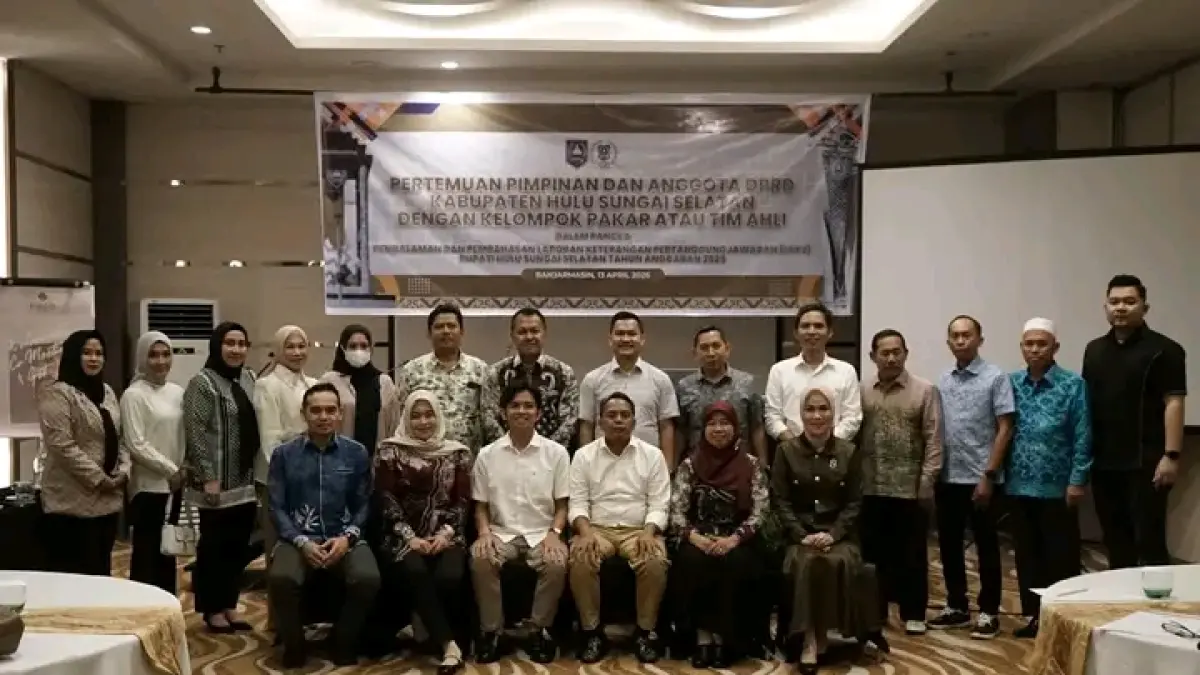 DOKUMENTASI:Anggota DPRD HSS foto bersama Tim Ahli usai kegiatan. (Foto: DPRD HSS)&nbsp;